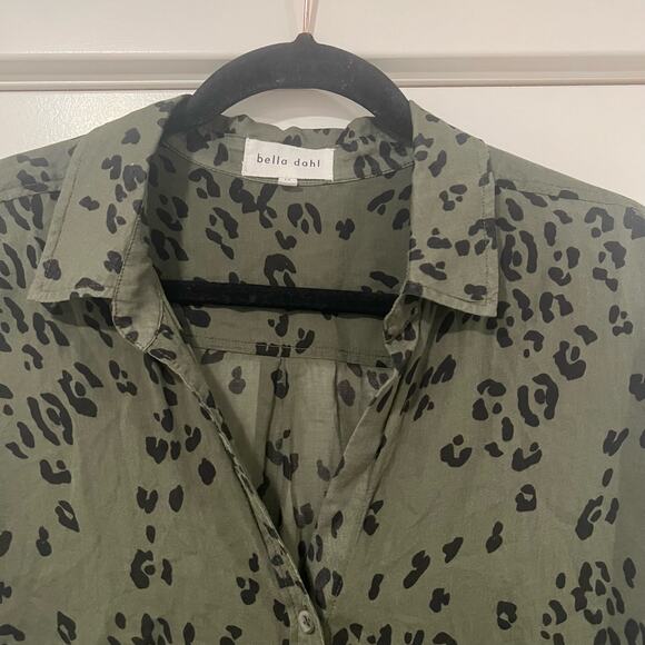 Bella Dahl Women's Button Down Army Green Animal Print Size‎ Medium - Picture 2 of 7